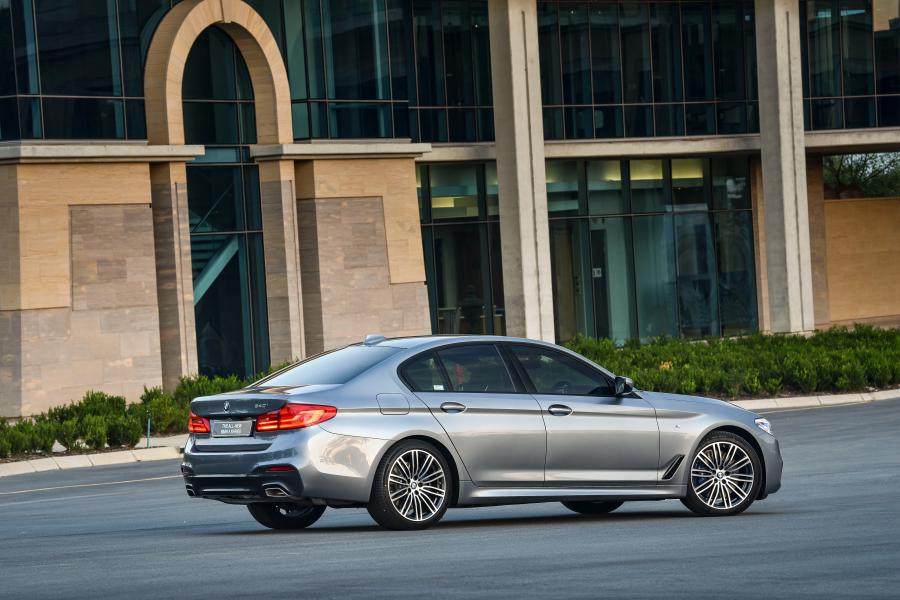  BMW 540i Sedan M Sport 2017 года  (ZA) (фото 13 из 40)